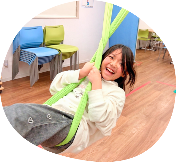 ハンモックで遊ぶ子ども